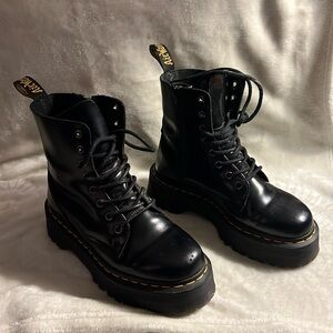 Dr. Martens. Unisex Ladies: 7 Men’s: 6.